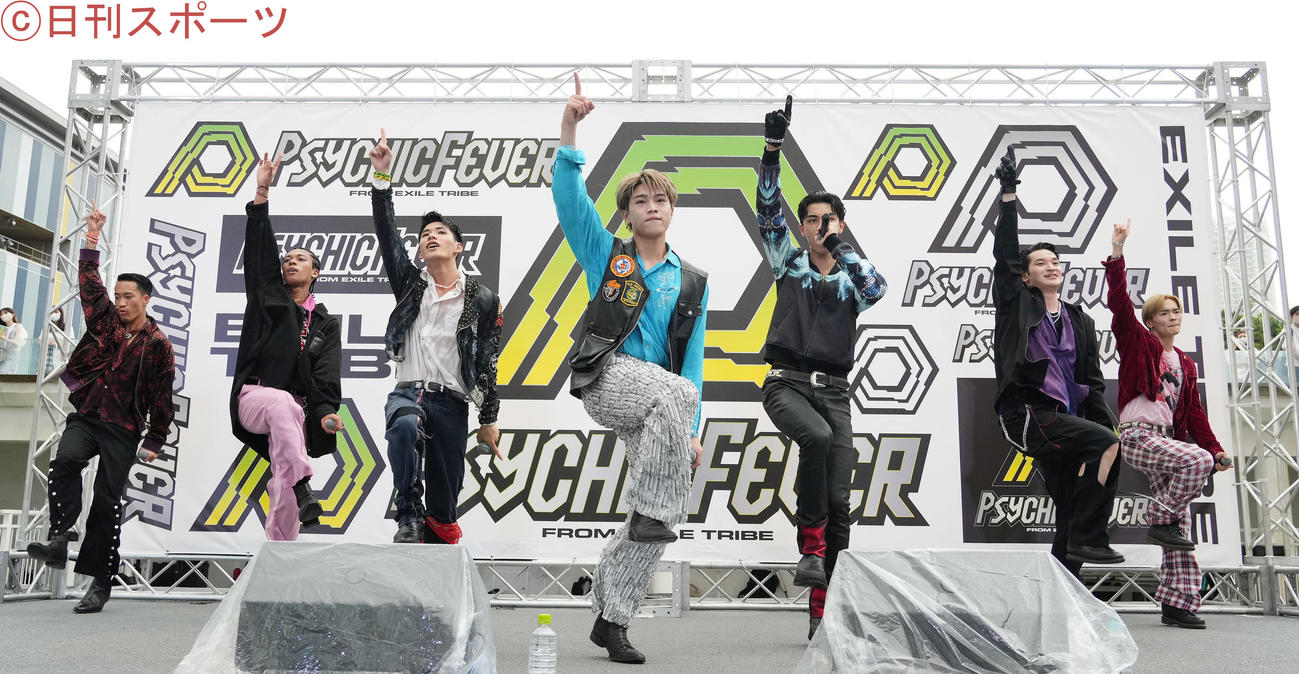 デビュー記念イベントで熱唱する「PSYCHIC FEVER from EXILE TRIBE」。左から剣、JIMMY、小波津志、半田龍臣、WEESA、渡邊廉、中西椋雅（撮影・菅敏）