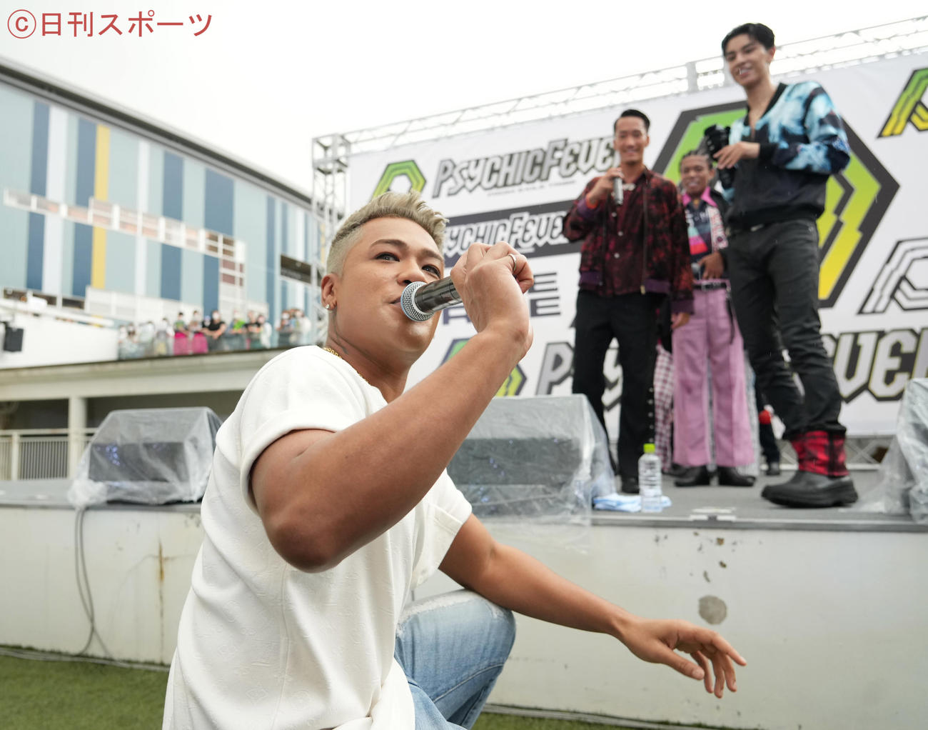 「PSYCHIC FEVER from EXILE TRIBE」のデビュー記念イベントにお祝いに駆けつけたELLY（手前）（撮影・菅敏）
