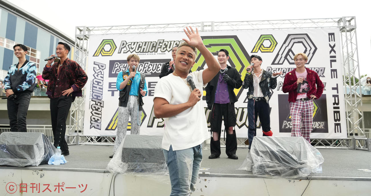 「PSYCHIC FEVER from EXILE TRIBE」のデビュー記念イベントにお祝いに駆けつけ、ファンに手を振るELLY（中央）（撮影・菅敏）