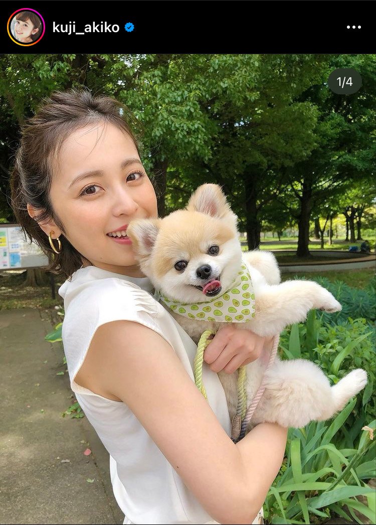 涼しげなノースリーブ姿でポメラニアンを抱っこする久慈暁子（インスタグラムより）
