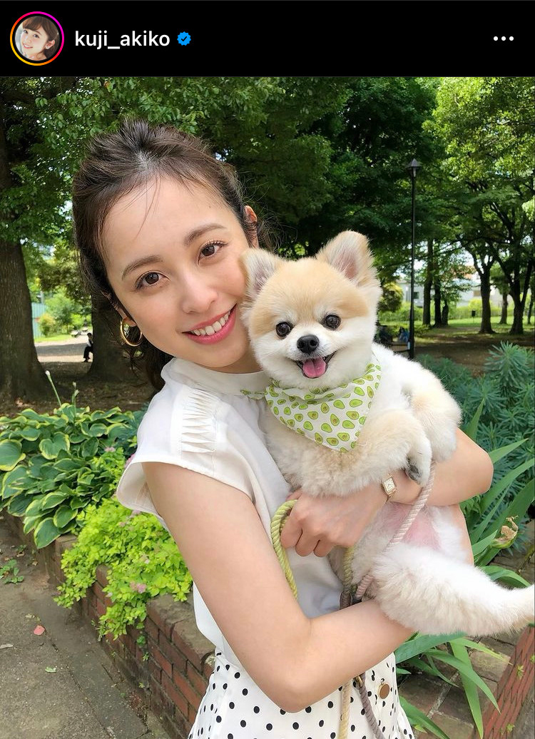 涼しげなノースリーブ姿でポメラニアンを抱っこする久慈暁子（インスタグラムより）