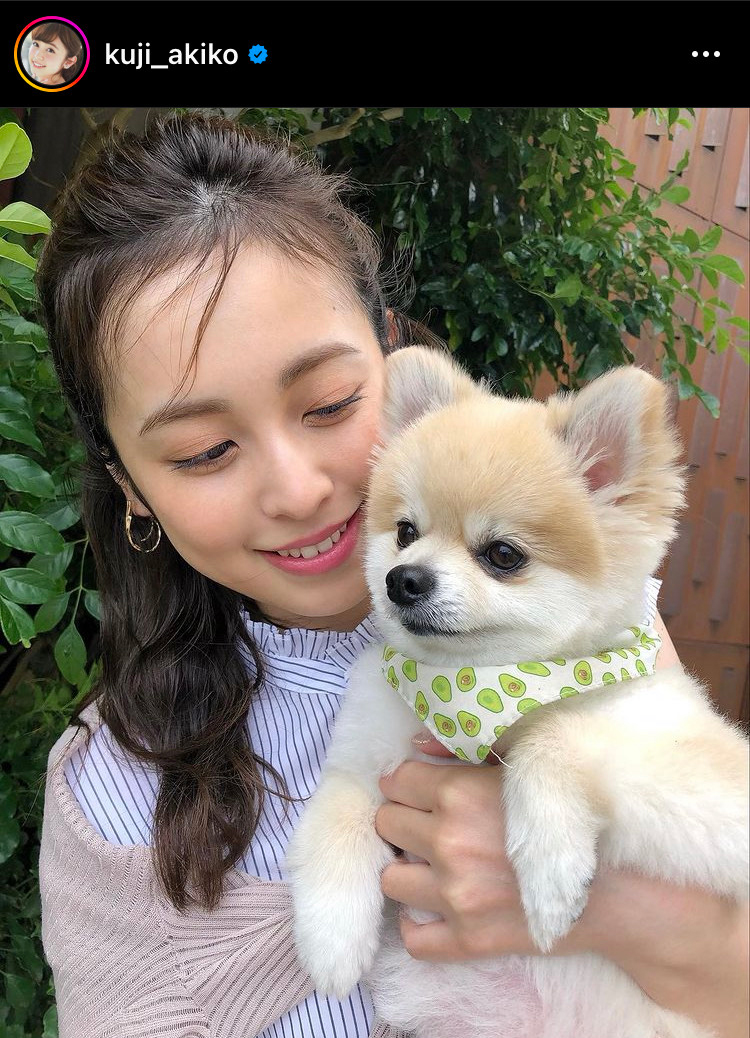 ポメラニアンを抱っこする「美人百花」8月号の撮影時ショットを公開した久慈暁子（インスタグラムより）