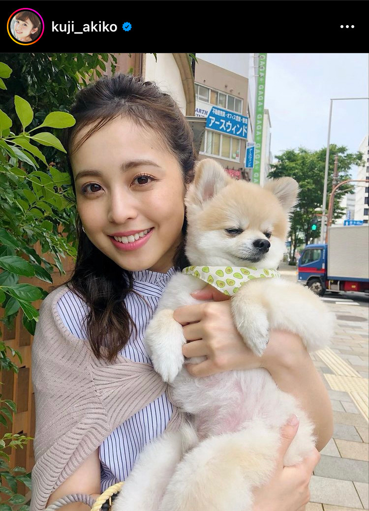 ポメラニアンを抱っこする「美人百花」8月号の撮影時ショットを公開した久慈暁子（インスタグラムより）
