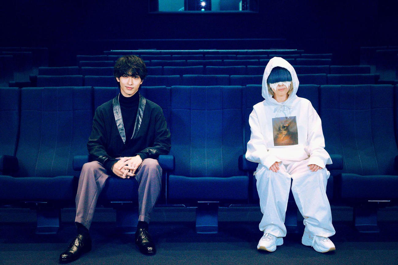 映画「線は、僕を描く」で主演する横浜流星（左）と、主題歌・挿入歌を歌うyama。初の2ショット