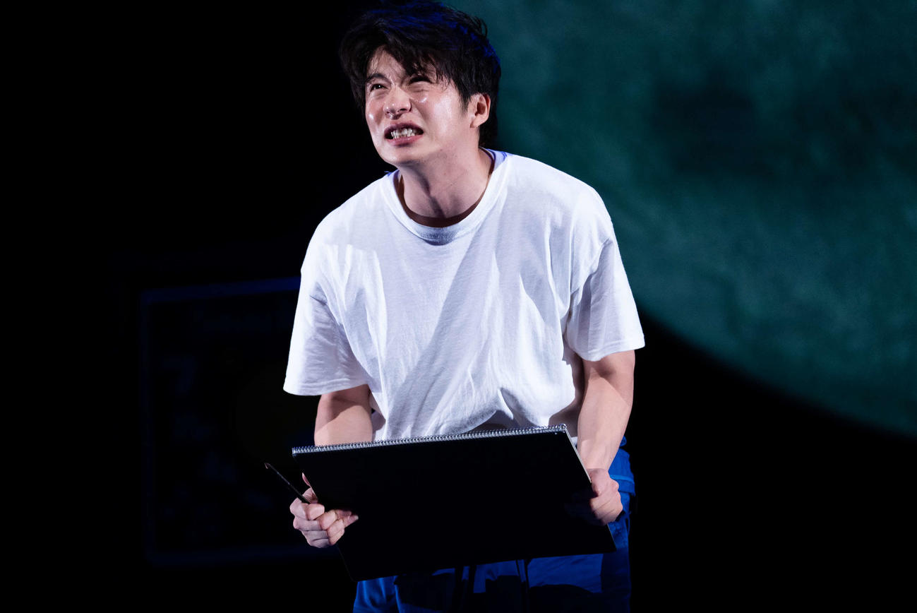 舞台「もしも命が描けたら」の劇中カット。主演の田中圭