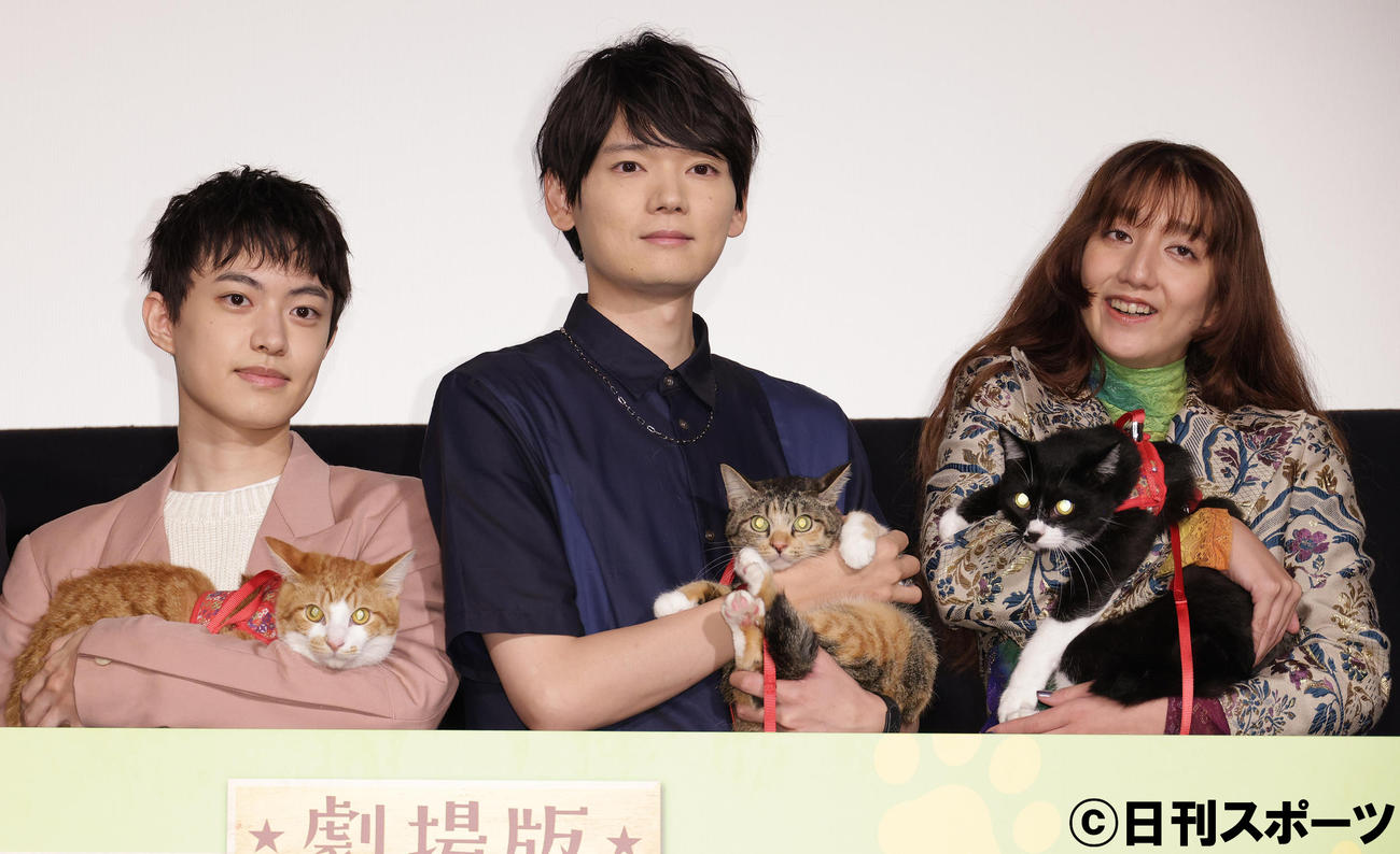 「劇場版　ねこ物件」完成披露舞台あいさつを行った、左から上村海成、古川雄輝、長井短（撮影・中島郁夫）