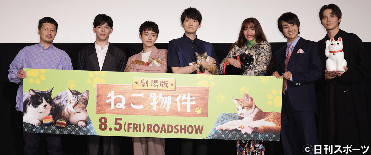 「劇場版　ねこ物件」完成披露舞台あいさつを行った、左から綾部真弥監督、松大航也、上村海成、古川雄輝、長井短、本田剛文、金子隼也（撮影・中島郁夫）