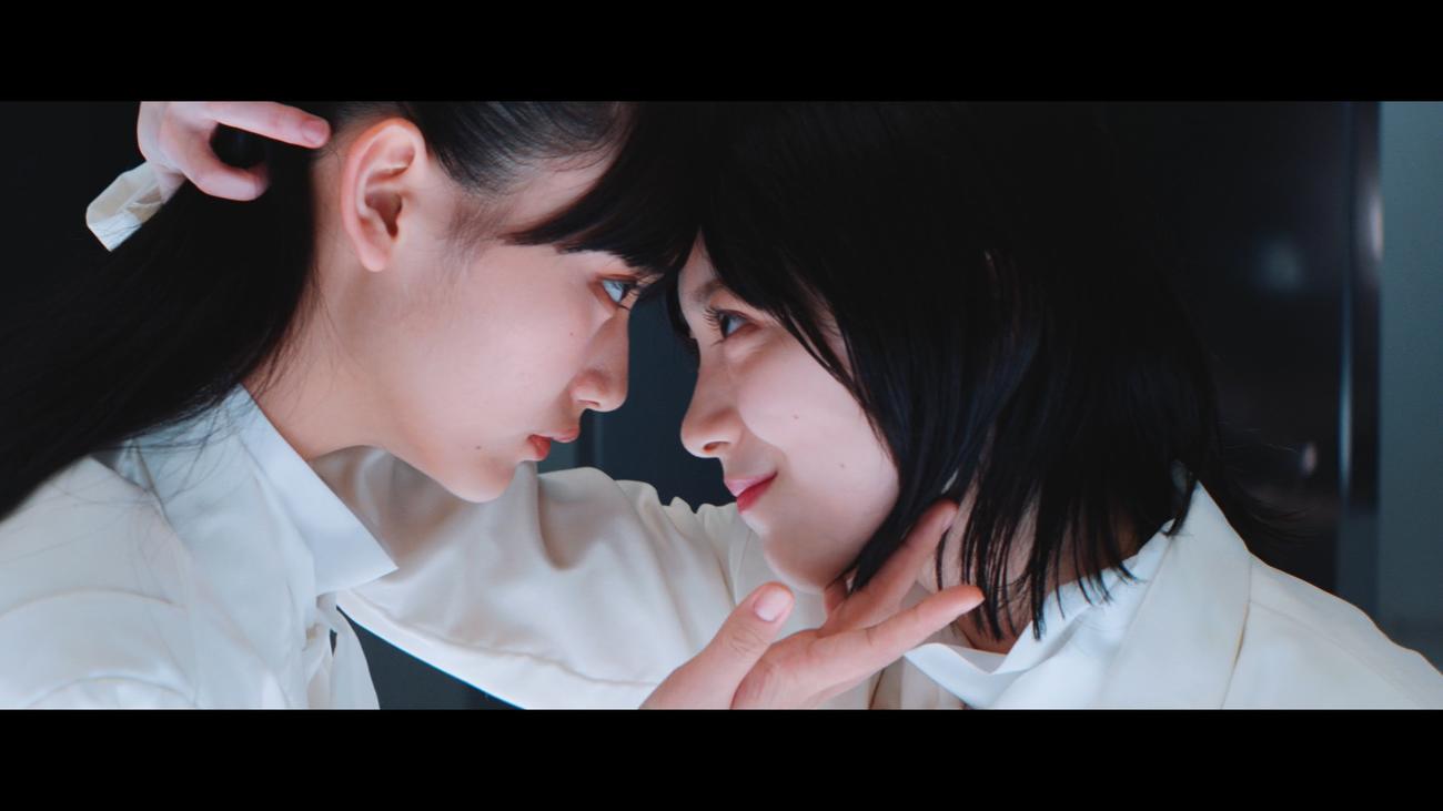 櫻坂46のファーストアルバム「As you Know？」収録の新曲「摩擦係数」MV。山崎天（左）と森田ひかる（右）がダブルセンターを務める