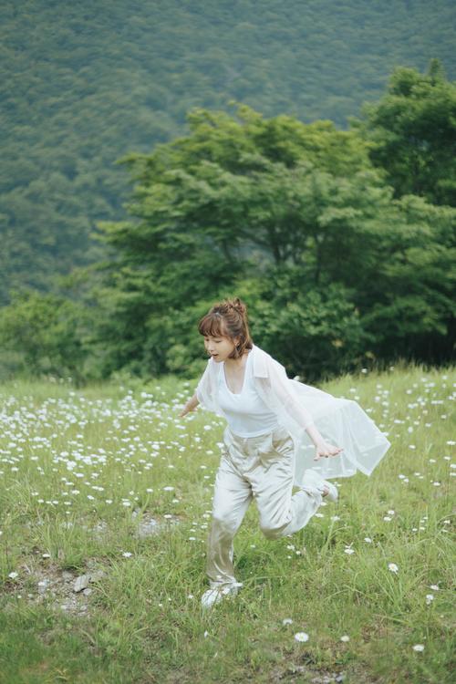 初のフォトエッセーのグラビアパートで自然体な表情を浮かべる大場美奈（C）KADOKAWA／写真：前康輔