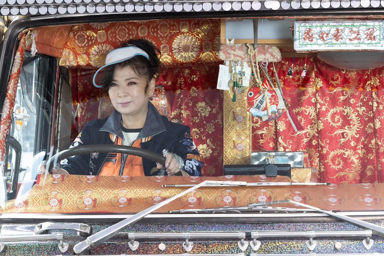 映画「スーパー戦闘　純烈ジャー　追い焚き☆御免」に女トラッカー役で出演する八代亜紀