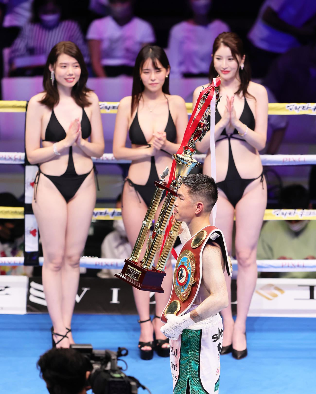 7月13日、試合後、井岡（手前）を祝福するラウンドガールの、左からぽぽちゃん、波田妃奈、倭早希