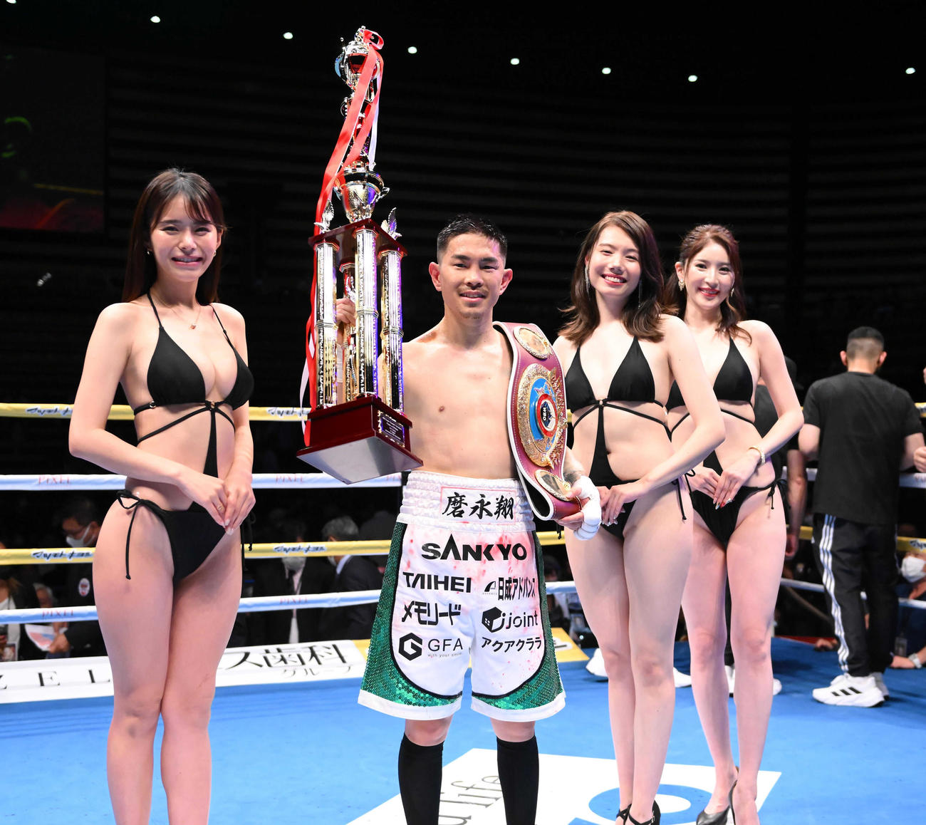 5度目の防衛に成功し、ラウンドガールの左からぽぽちゃん、波田妃奈、倭早希と笑顔を見せる井岡一翔（代表撮影）