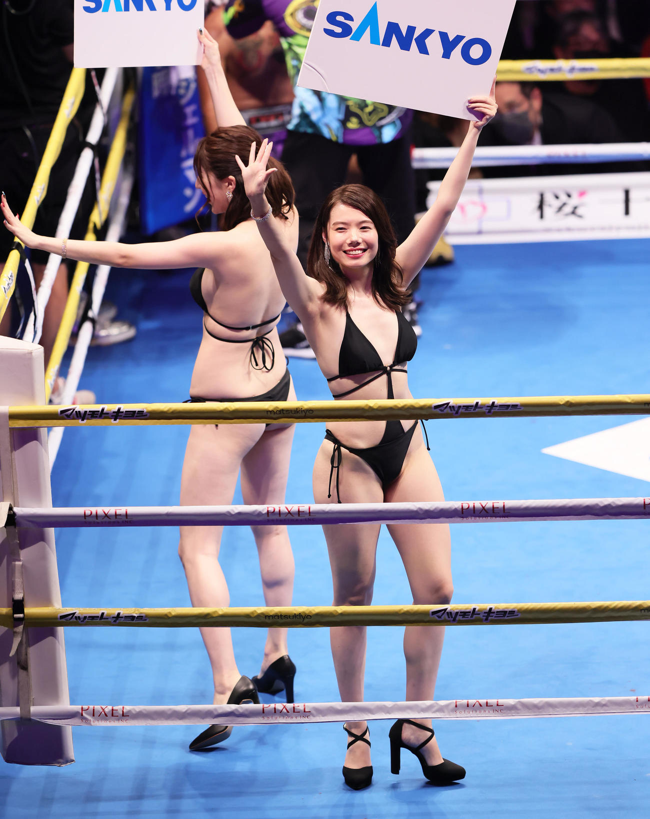 スタンドに手を振るラウンドガールの波田妃奈（右）（2022年7月13日）