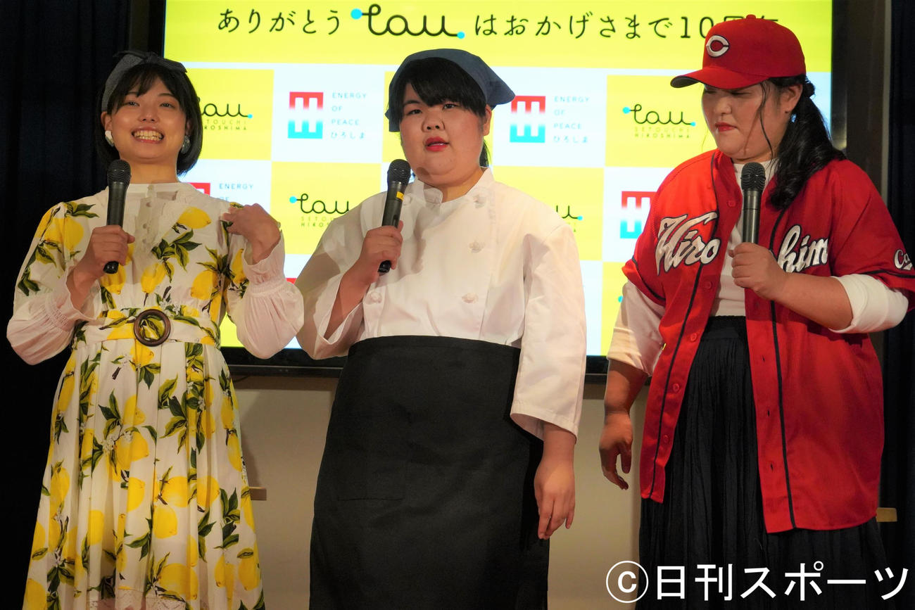 「ひろしまブランドショップTAU」で、同店の開店10周年記念イベントに出席した、左からお笑いカルテットぼる塾のきりやはるか、あんり、田辺智加（撮影・佐藤成）