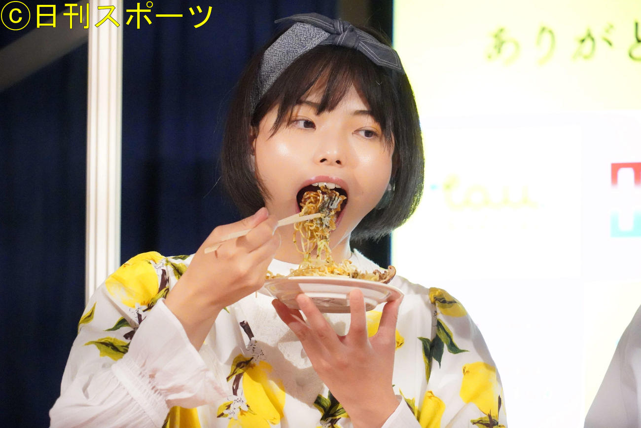 「ひろしまブランドショップTAU」で、同店の開店10周年記念イベントに出席したお笑いカルテットぼる塾のきりやはるか（撮影・佐藤成）