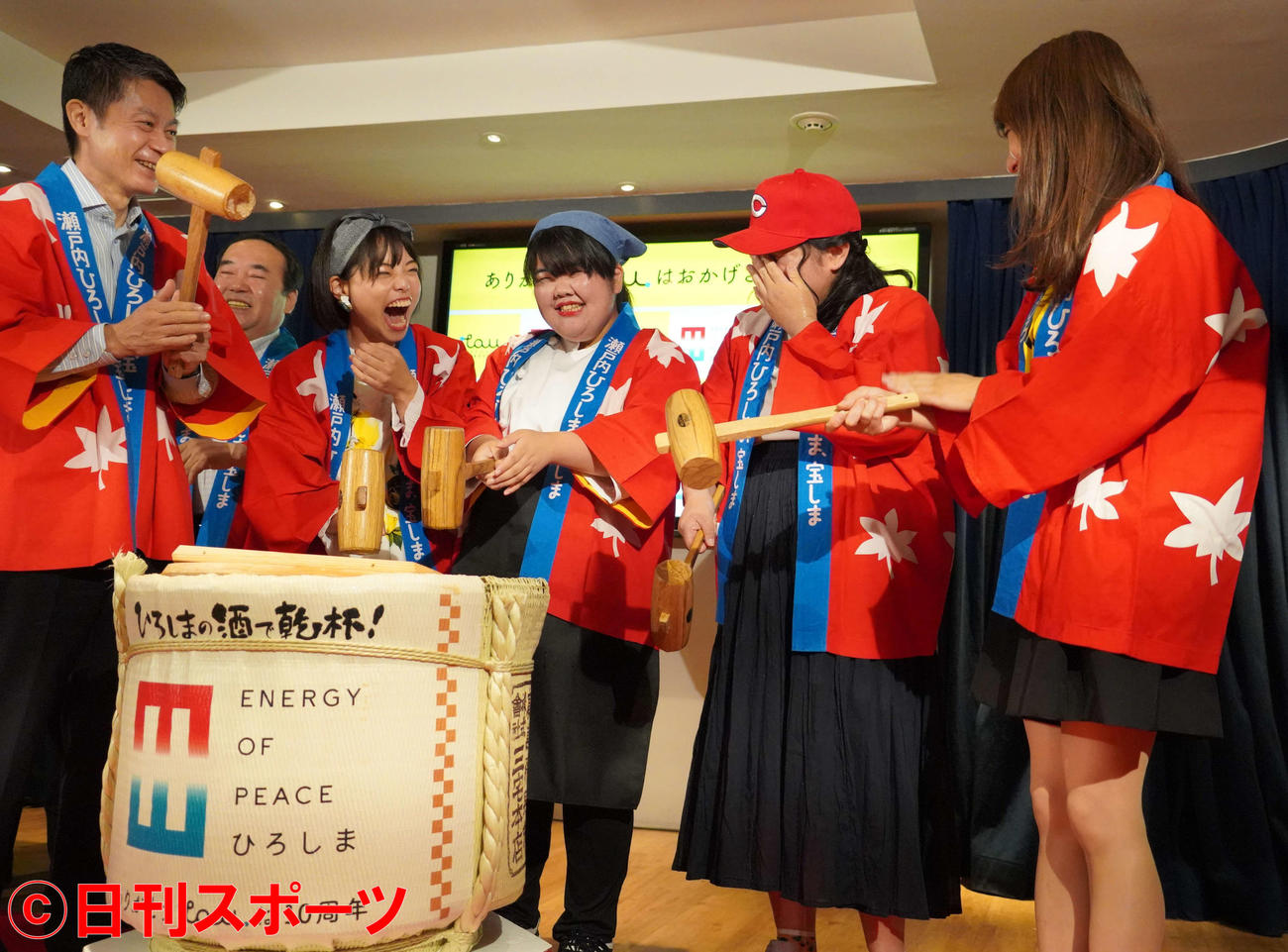 「ひろしまブランドショップTAU」で、同店の開店10周年記念イベントに出席した、左から広島・湯崎英彦県知事、お笑いカルテットぼる塾のきりやはるか、あんり、田辺智加、枡田絵理奈アナウンサー（撮影・佐藤成）
