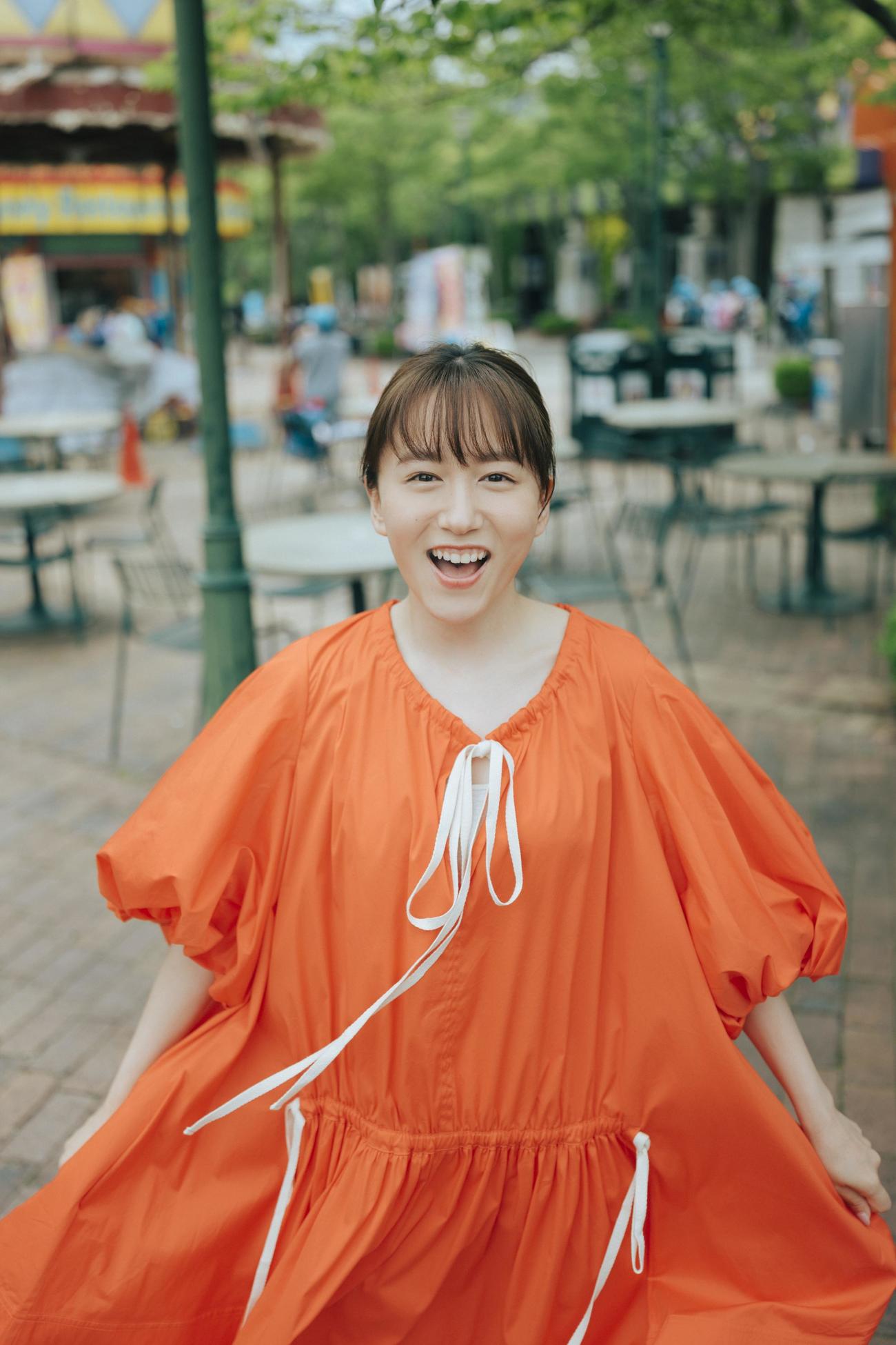 初のフォトエッセーのグラビアパートで自然体な表情を浮かべる大場美奈（C）KADOKAWA／写真：前康輔