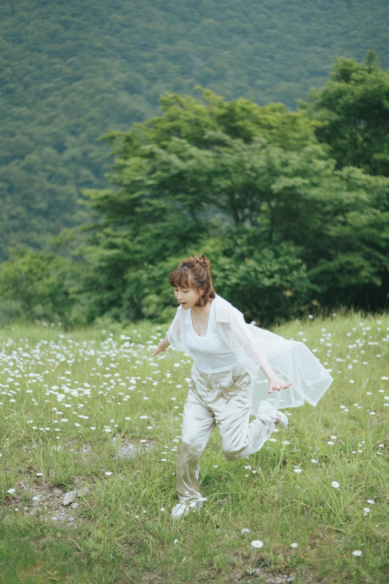 初のフォトエッセーのグラビアパートで自然体な表情を浮かべる大場美奈（C）KADOKAWA／写真：前康輔