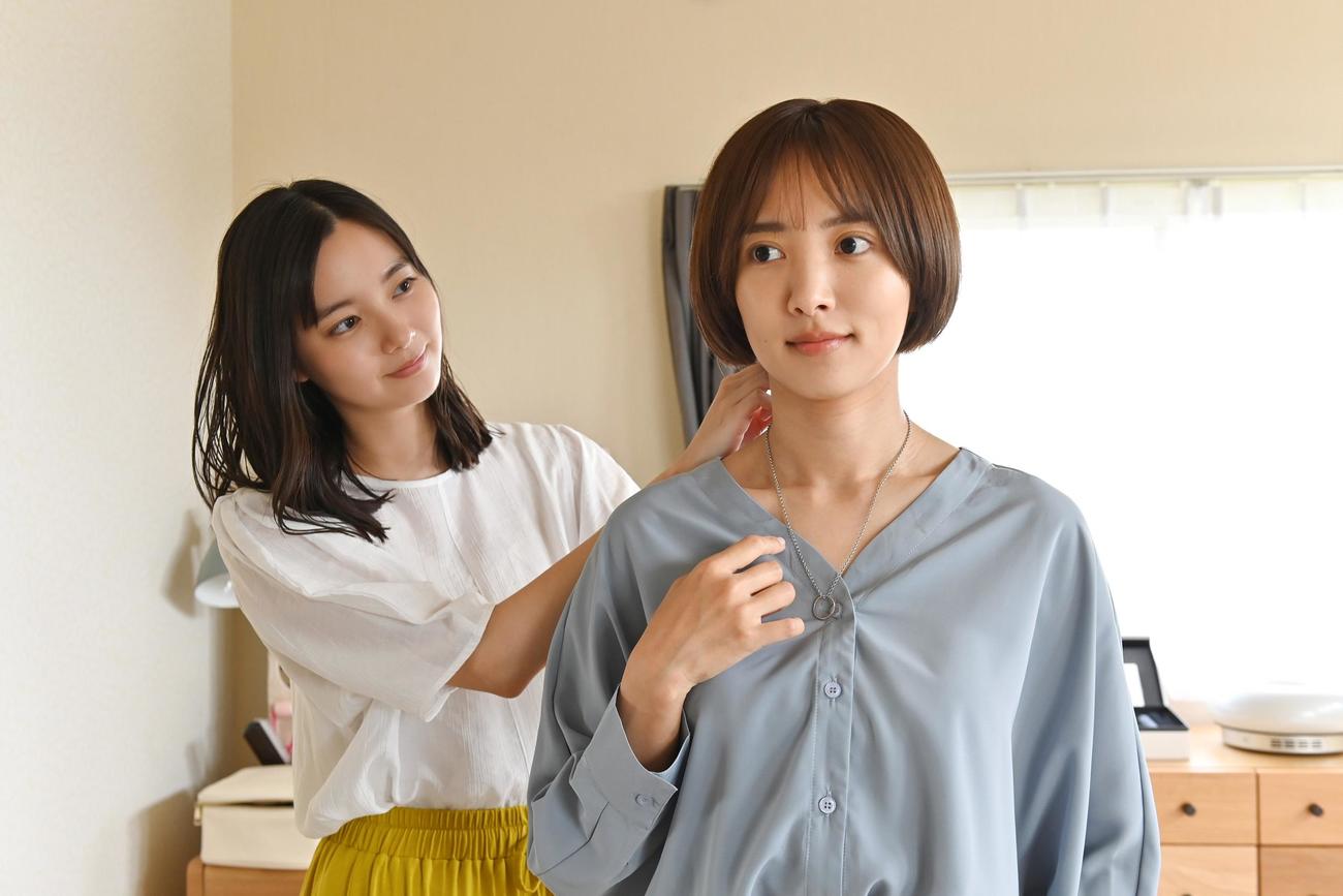 8月6日スタートのフジテレビ系連続ドラマ「個人差あります」に出演する新川優愛（左）と夏菜