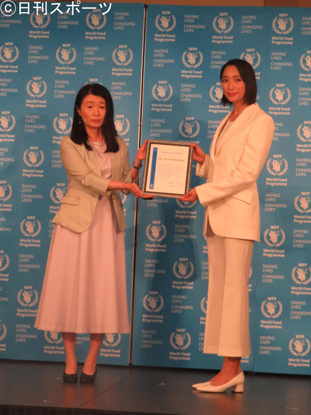 国連WFPの焼家直絵日本事務所代表（左）から感謝状を渡される杏