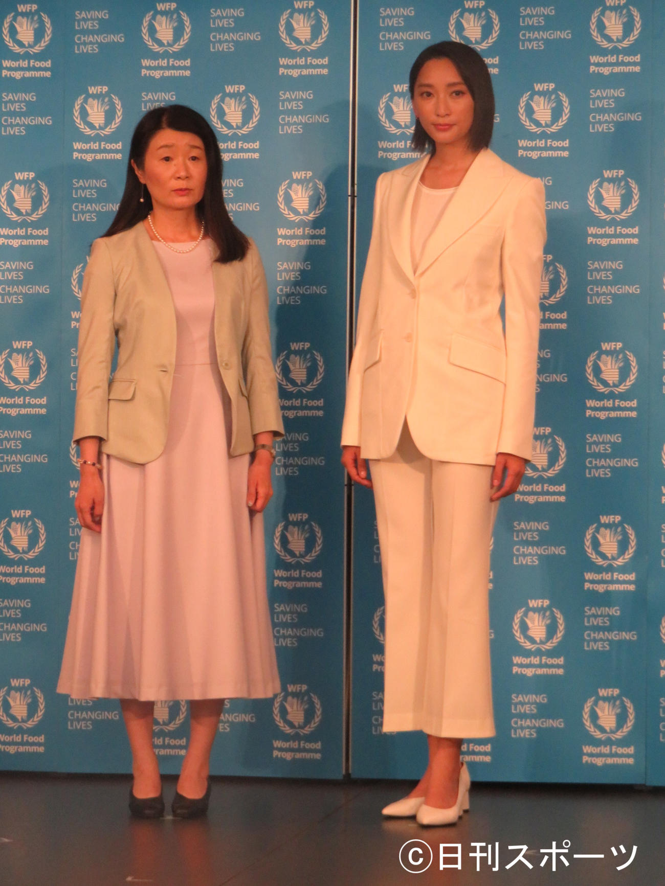 国連WFPの焼家直絵日本事務所代表（左）と杏