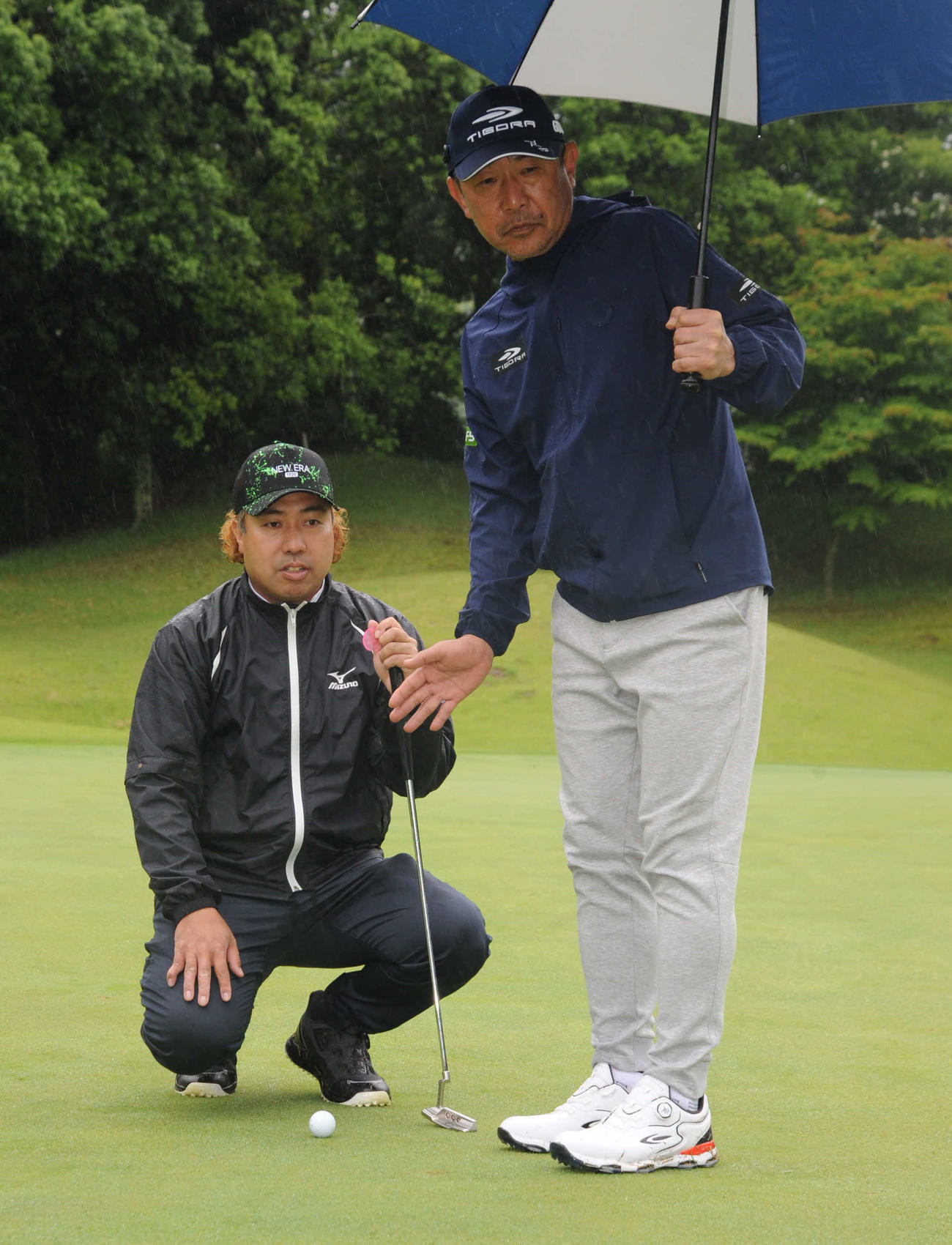 金子柱憲プロ（右）にゴルフを教わる大西ライオン