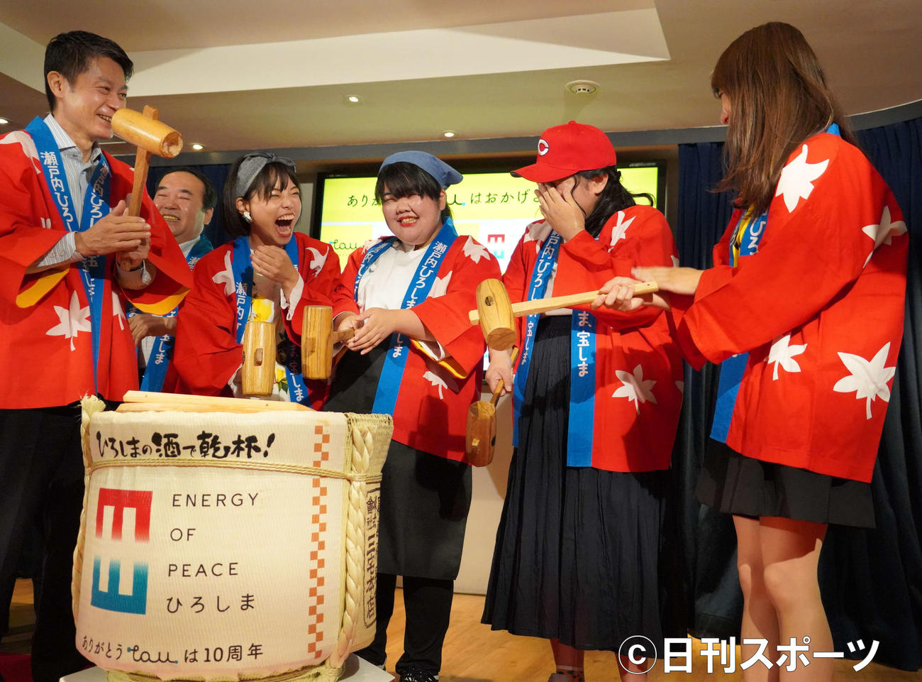 「ひろしまブランドショップTAU」で、同店の開店10周年記念イベントに出席した、左から広島・湯崎英彦県知事、お笑いカルテットぼる塾のきりやはるか、あんり、田辺智加、枡田絵理奈アナウンサー（撮影・佐藤成）
