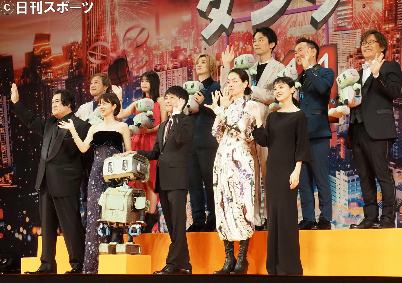 映画「TANG　タング」ジャパンプレミアに出席した、手前左から小手伸也、満島ひかり、二宮和也、市川実日子、奈緒、後方左から武田鉄矢、景井ひな、京本大我、濱家隆一、山内健司、三木孝浩監督（撮影・遠藤尚子）