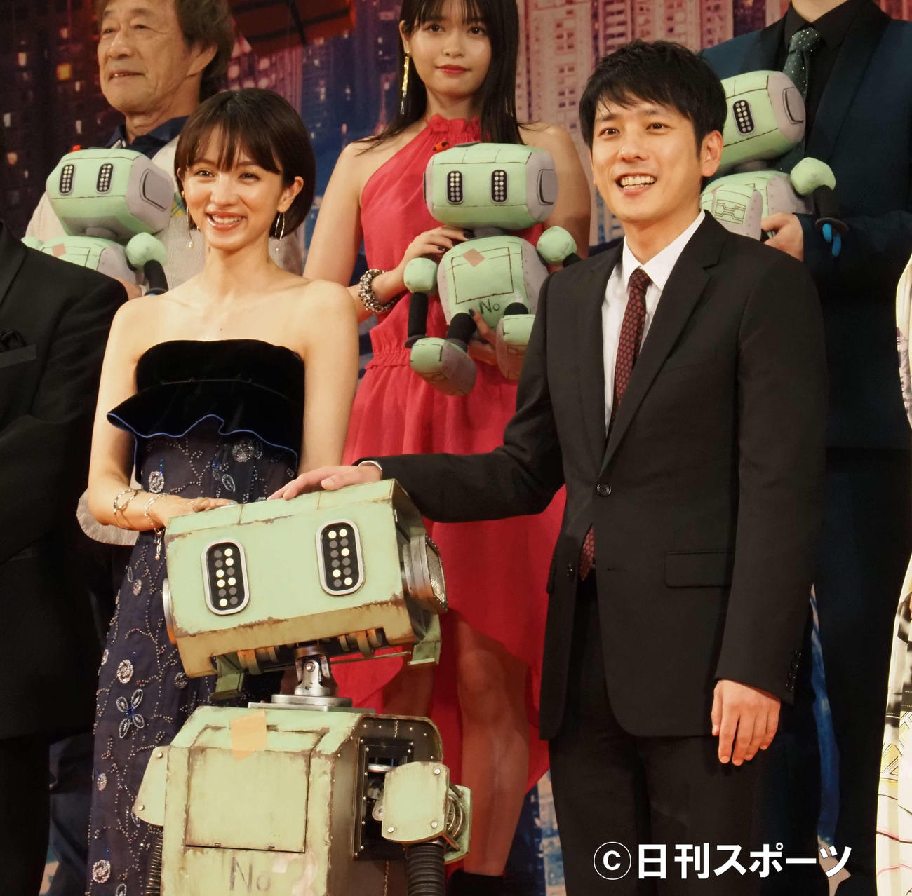 映画「TANG　タング」ジャパンプレミアに出席した嵐の二宮和也（右）と満島ひかり（撮影・遠藤尚子）