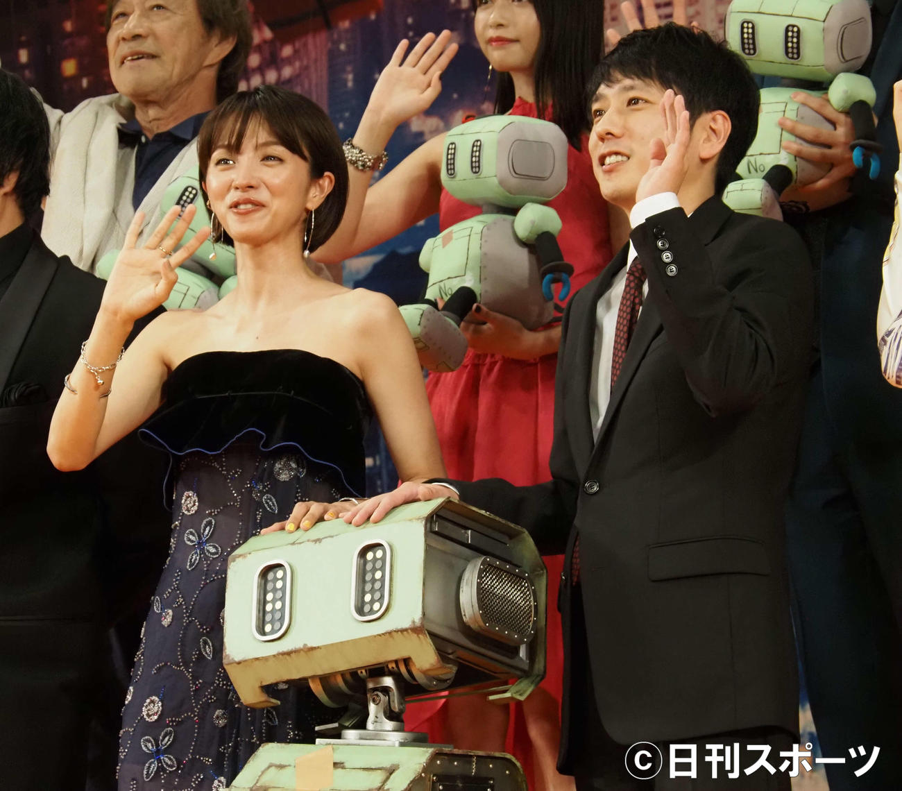 映画「TANG　タング」ジャパンプレミアに出席した嵐の二宮和也（右）と満島ひかり（撮影・遠藤尚子）