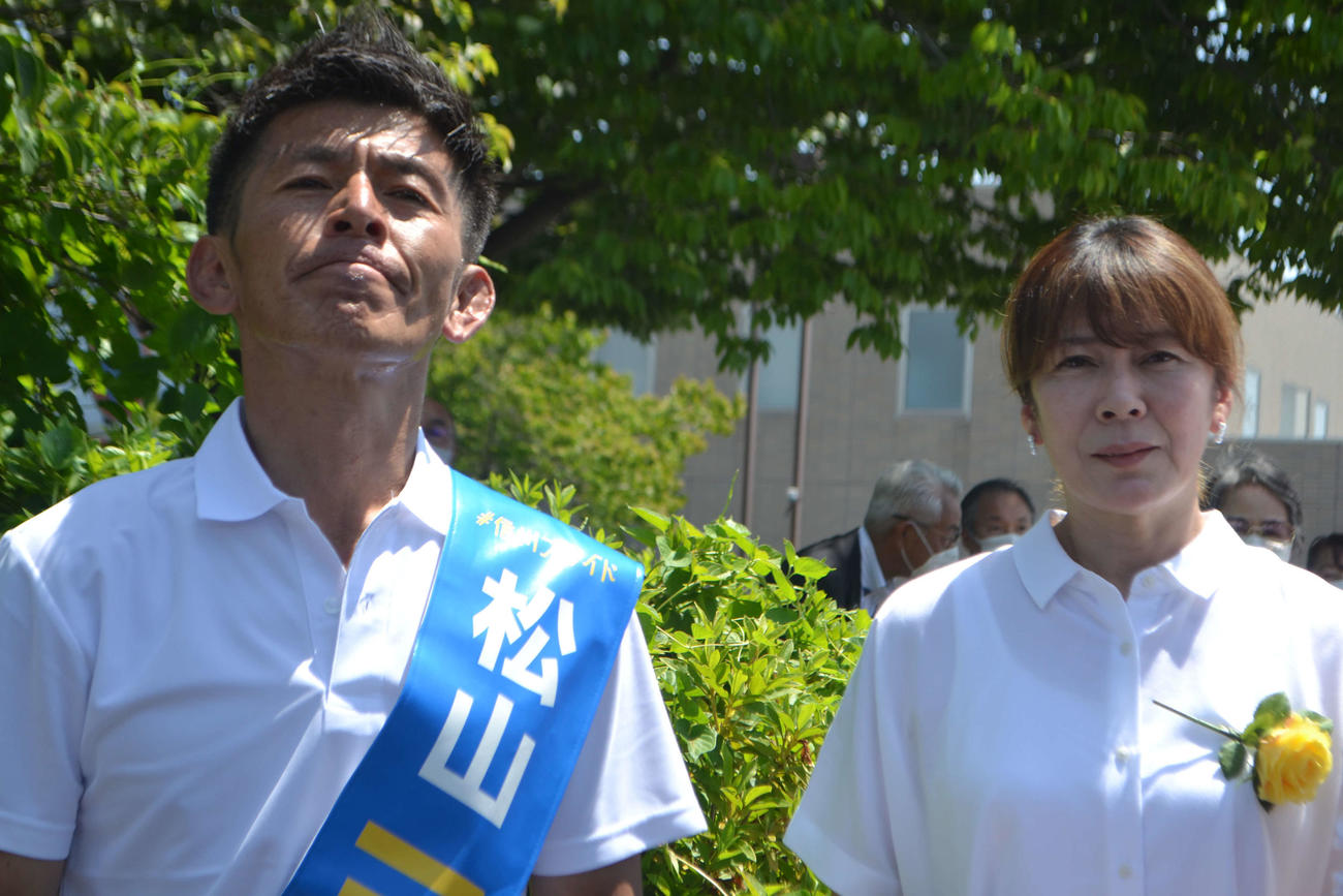 松山三四六氏。右は妻の網浜直子