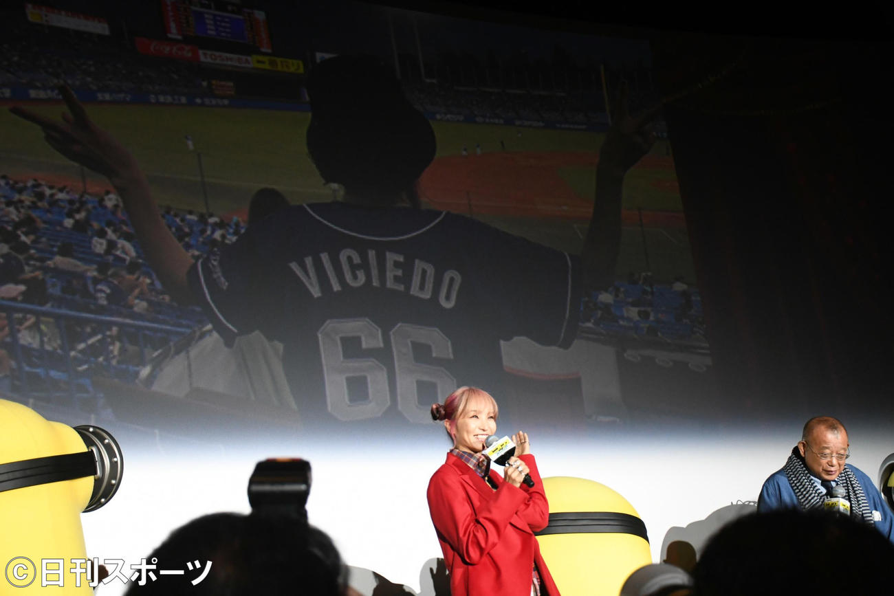 映画「ミニオンズフィーバー」初日舞台あいさつで「夏の思い出」の写真として中日ビシエドのユニフォームを着て野球観戦する写真を公開したLiSA（撮影・大友陽平）