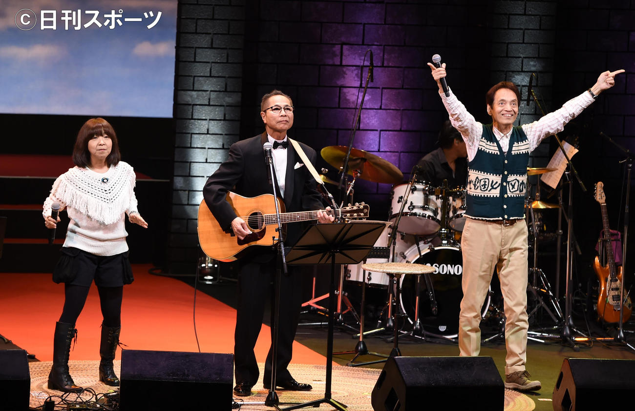 17年4月22日　山本コウタローさん（右）は杉田二郎、イルカ（左）と歌う