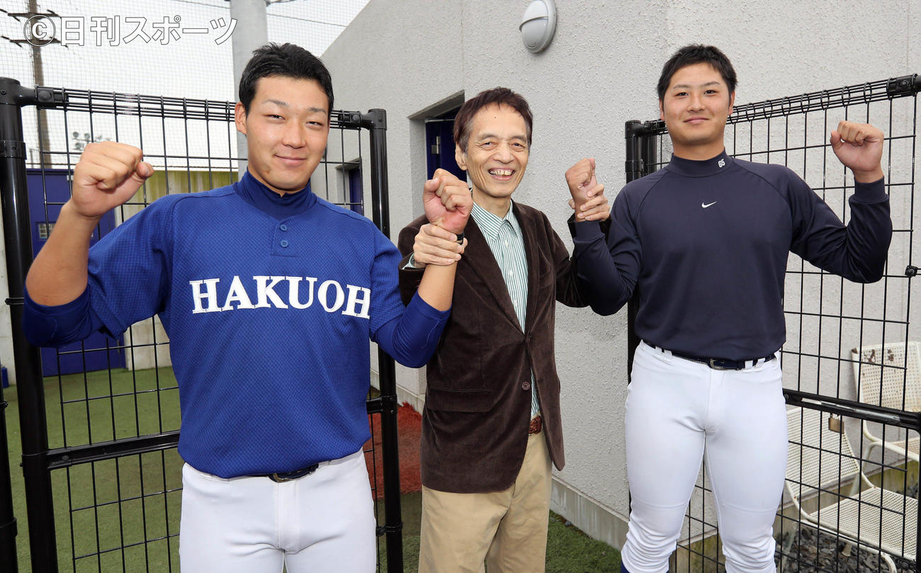 16年10月22日　関甲新学生リーグ野球　新潟医療福祉大対白鴎大　コールド勝ちを収めた白鴎大・大山悠輔（左）と中塚駿太（右）は山本コウタロー野球部部長（中央）と笑顔でガッツポーズ