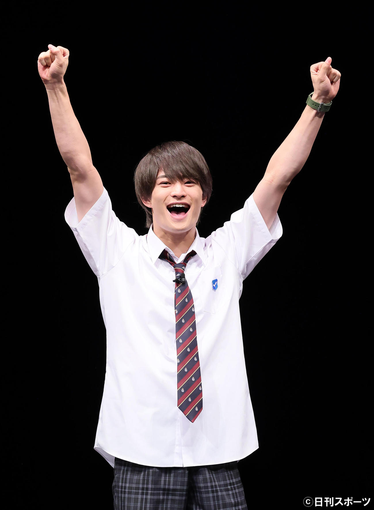 フリースローに成功しガッツポーズする美　少年の浮所飛貴（撮影・足立雅史）