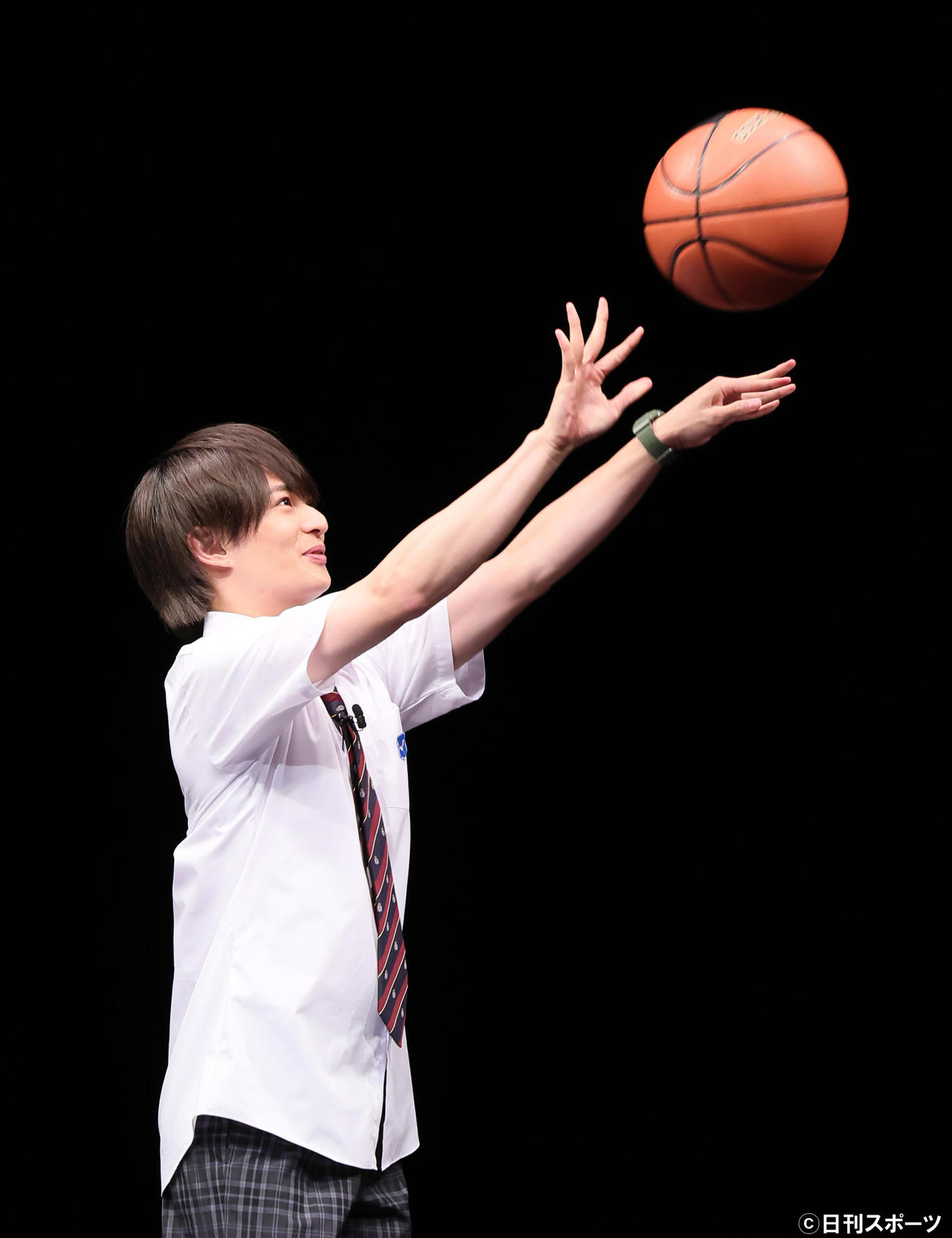 フリースローに挑戦する美　少年の浮所飛貴（撮影・足立雅史）