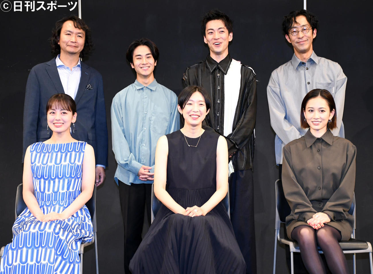 ミュージカル「夜の女たち」製作発表会見で笑顔を見せる、前列左から伊原六花、江口のりこ、前田敦子、後列左から長塚圭史、前田旺志郎、大東駿介、北村有起哉（撮影・大友陽平）