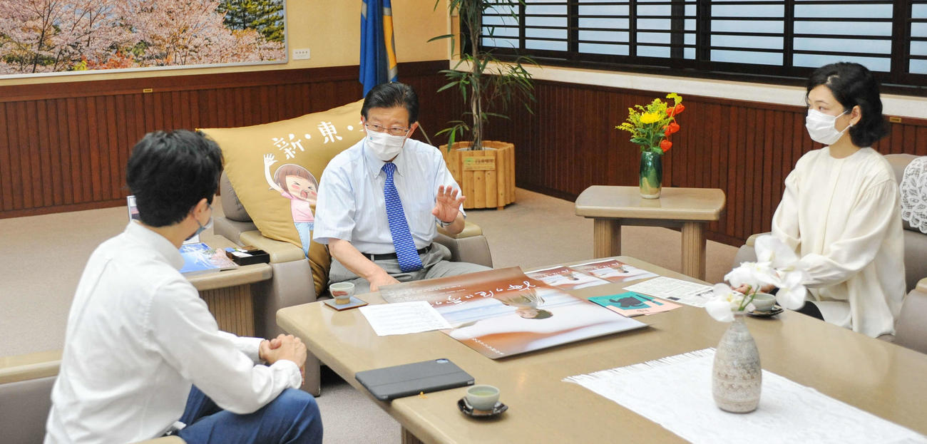 川勝県知事（中央）と会談する長谷川（左）と永楠