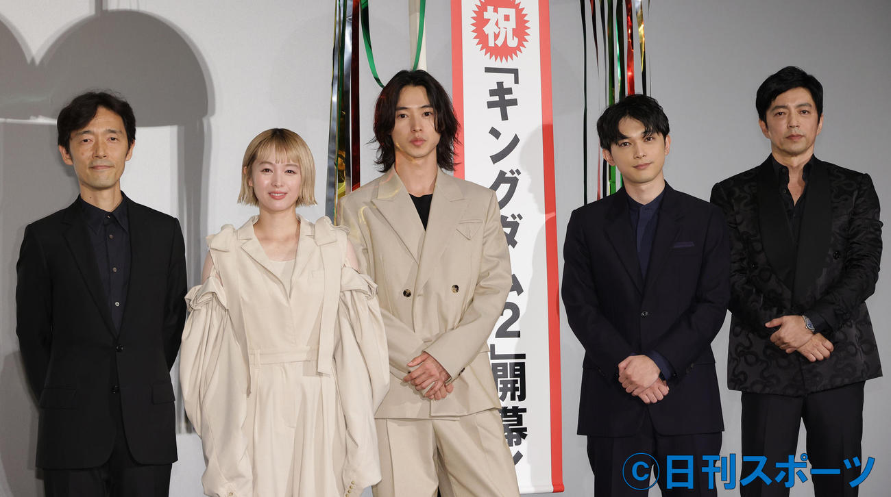 映画「キングダム2」初日舞台あいさつを行った、左から佐藤信介監督、清野菜名、山崎賢人、吉沢亮、大沢たかお（撮影・中島郁夫）