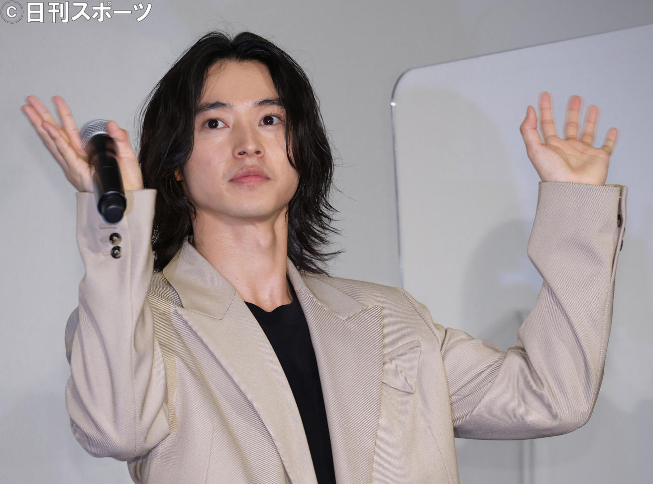 映画「キングダム2」初日舞台あいさつで客席に手を振る山崎賢人（撮影・中島郁夫）