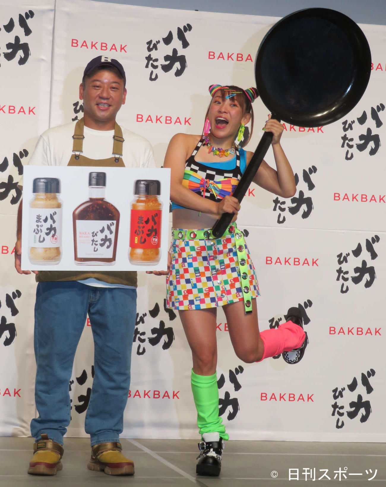 「“変態的”にこだわり抜いた究極の焼き肉のタレ『バカびたし』新商品発売記念イベント」で笑みを浮かべるバイきんぐ西村瑞樹とフワちゃん（撮影・村上幸将）