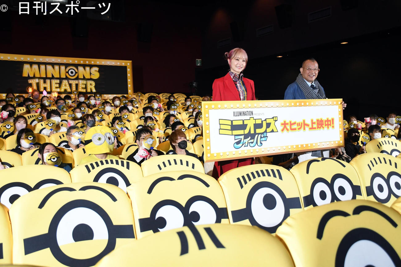 ミニオン一色に染まった「ミニオンズシアター」での映画「ミニオンズフィーバー」初日舞台あいさつを行ったLiSA（左）と笑福亭鶴瓶（撮影・大友陽平）