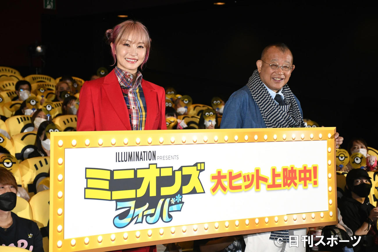 ミニオン一色に染まった「ミニオンズシアター」での映画「ミニオンズフィーバー」初日舞台あいさつを行ったLiSA（左）と笑福亭鶴瓶（撮影・大友陽平）