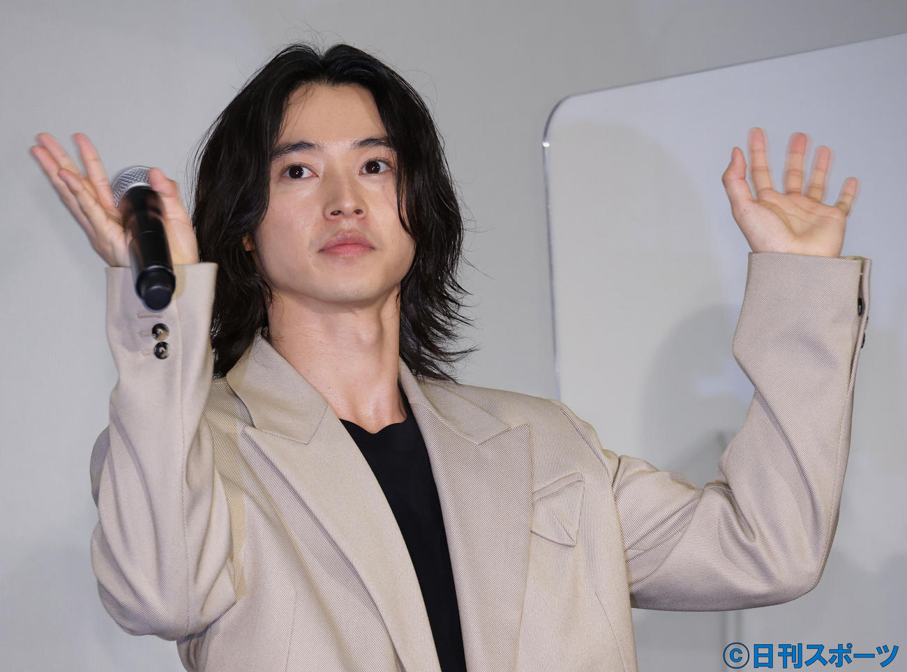 映画「キングダム2」初日舞台あいさつで客席に手を振る山崎賢人（撮影・中島郁夫）