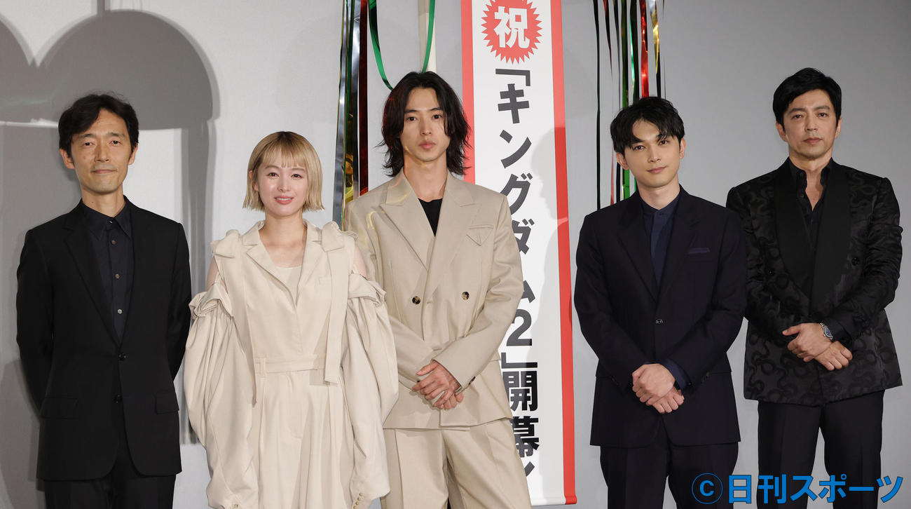 映画「キングダム2」初日舞台あいさつを行った、左から佐藤信介監督、清野菜名、山崎賢人、吉沢亮、大沢たかお（撮影・中島郁夫）