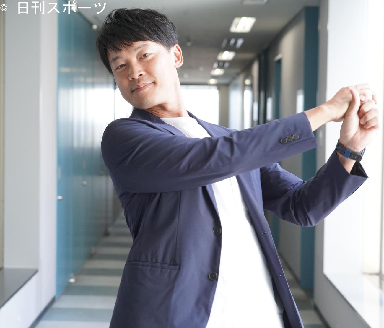 服装について「奥さんに『紺のジャケットでいいんじゃない？』と言われました」と笑顔で明かしたスポーツバックス澤井芳信代表取締役（撮影・佐藤成）