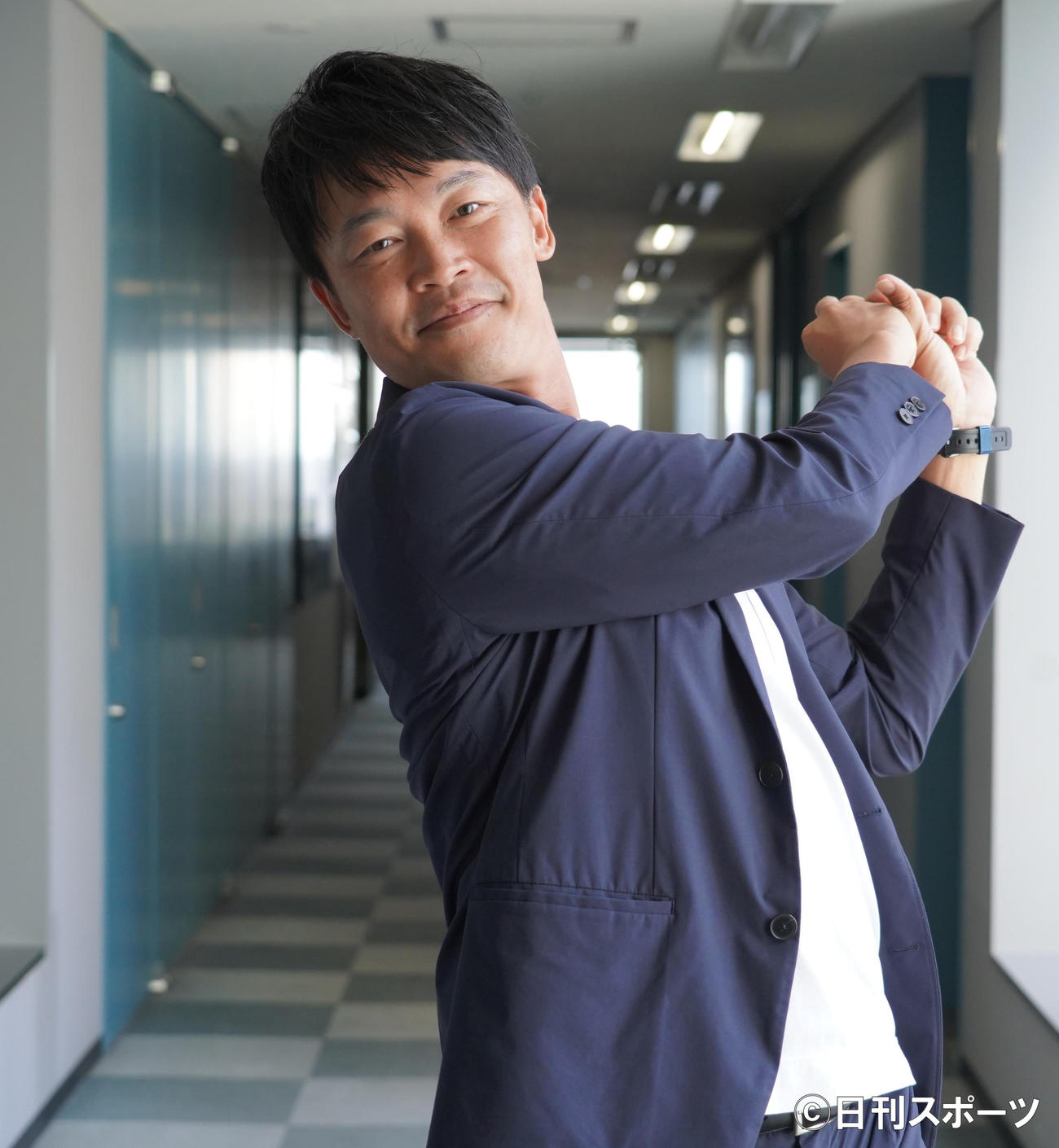 服装について「奥さんに『紺のジャケットでいいんじゃない？』と言われました」と笑顔で明かしたスポーツバックス澤井芳信代表取締役（撮影・佐藤成）