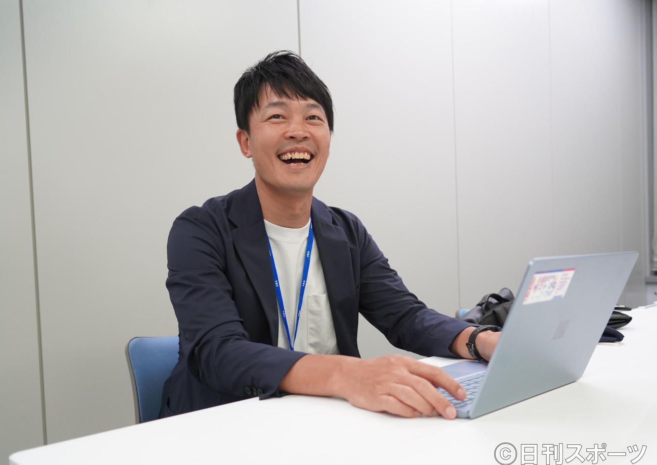 服装について「奥さんに『紺のジャケットでいいんじゃない？』と言われました」と笑顔で明かしたスポーツバックス澤井芳信代表取締役（撮影・佐藤成）