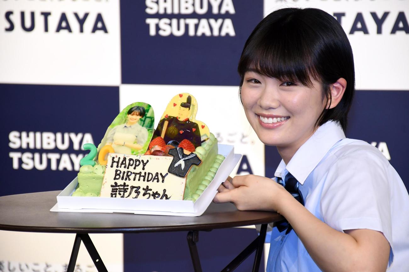 初の写真集「内緒」発売イベントで大好きな菅原道真があしらわれたケーキに笑顔の竹内詩乃（撮影・大友陽平）
