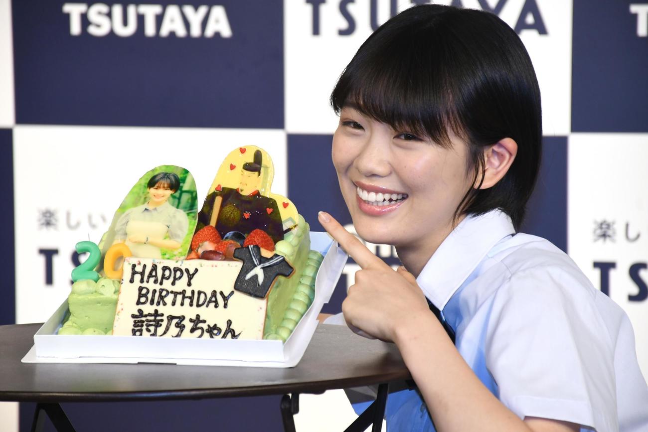 初の写真集「内緒」発売イベントで大好きな菅原道真があしらわれたケーキに笑顔の竹内詩乃（撮影・大友陽平）
